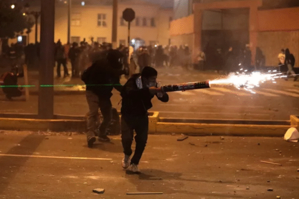 Protestas en Perú dejan un muerto y más de 100 heridos mientras jóvenes exigen cambios al gobierno de Jerí