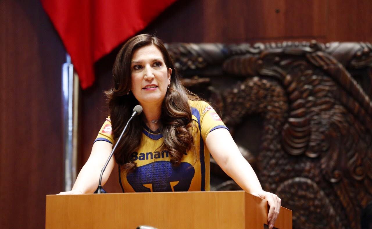 Kenia López Rabadán en la tribuna de la Cámara de Diputados