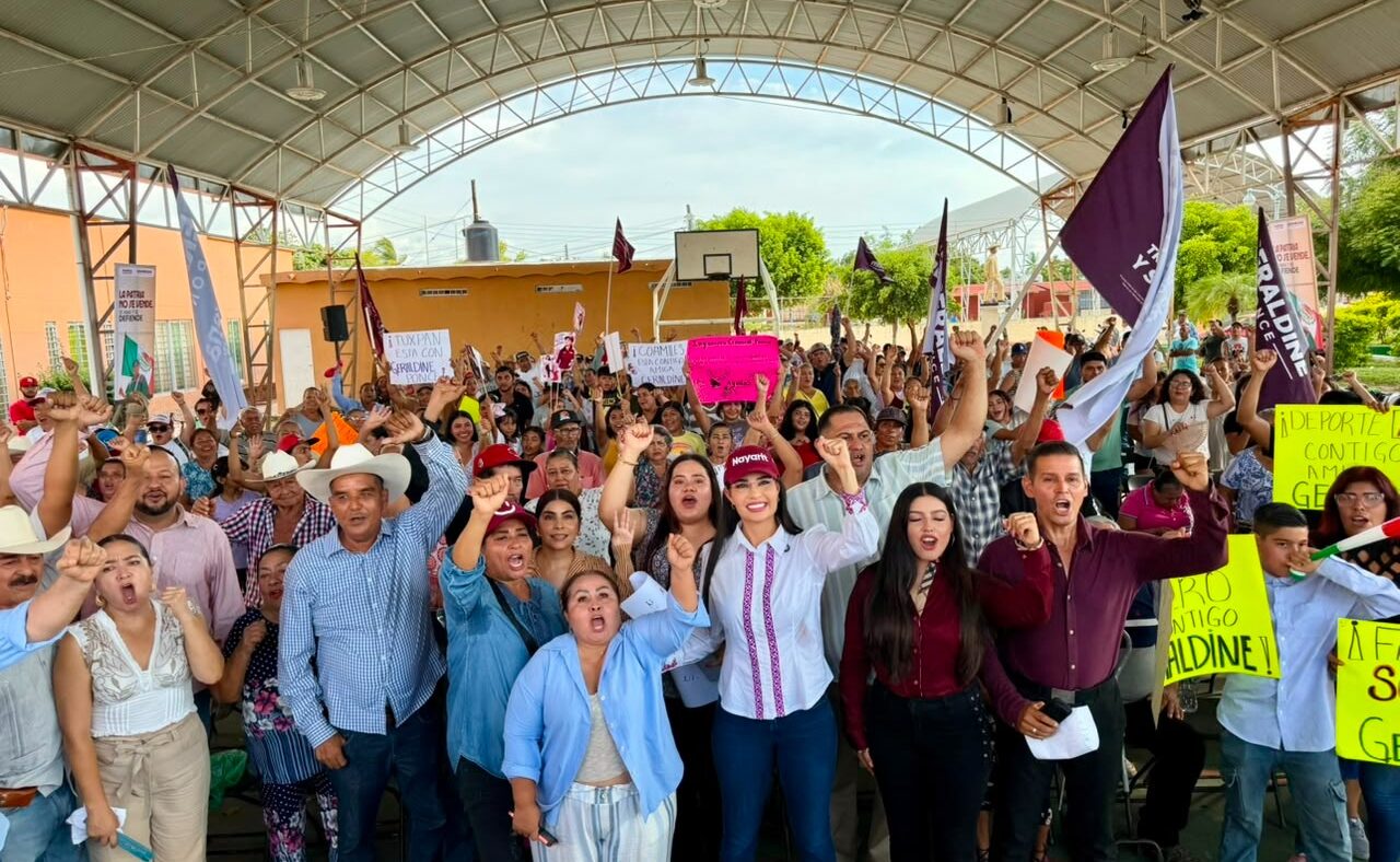 Geraldine Ponce junto a campesinos y productores durante una asamblea en Nayarit