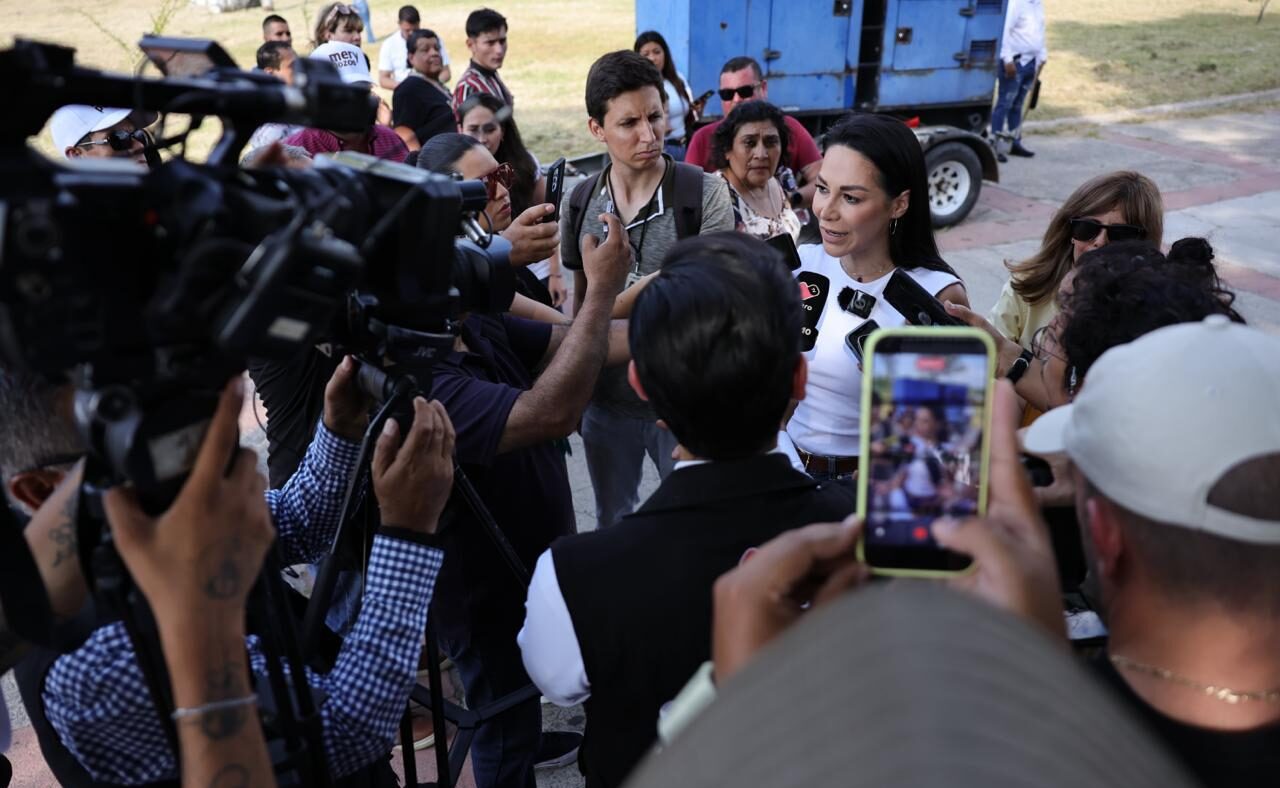 Diputada federal Mery Pozos atiende a medios de comunicación durante una asamblea morenista