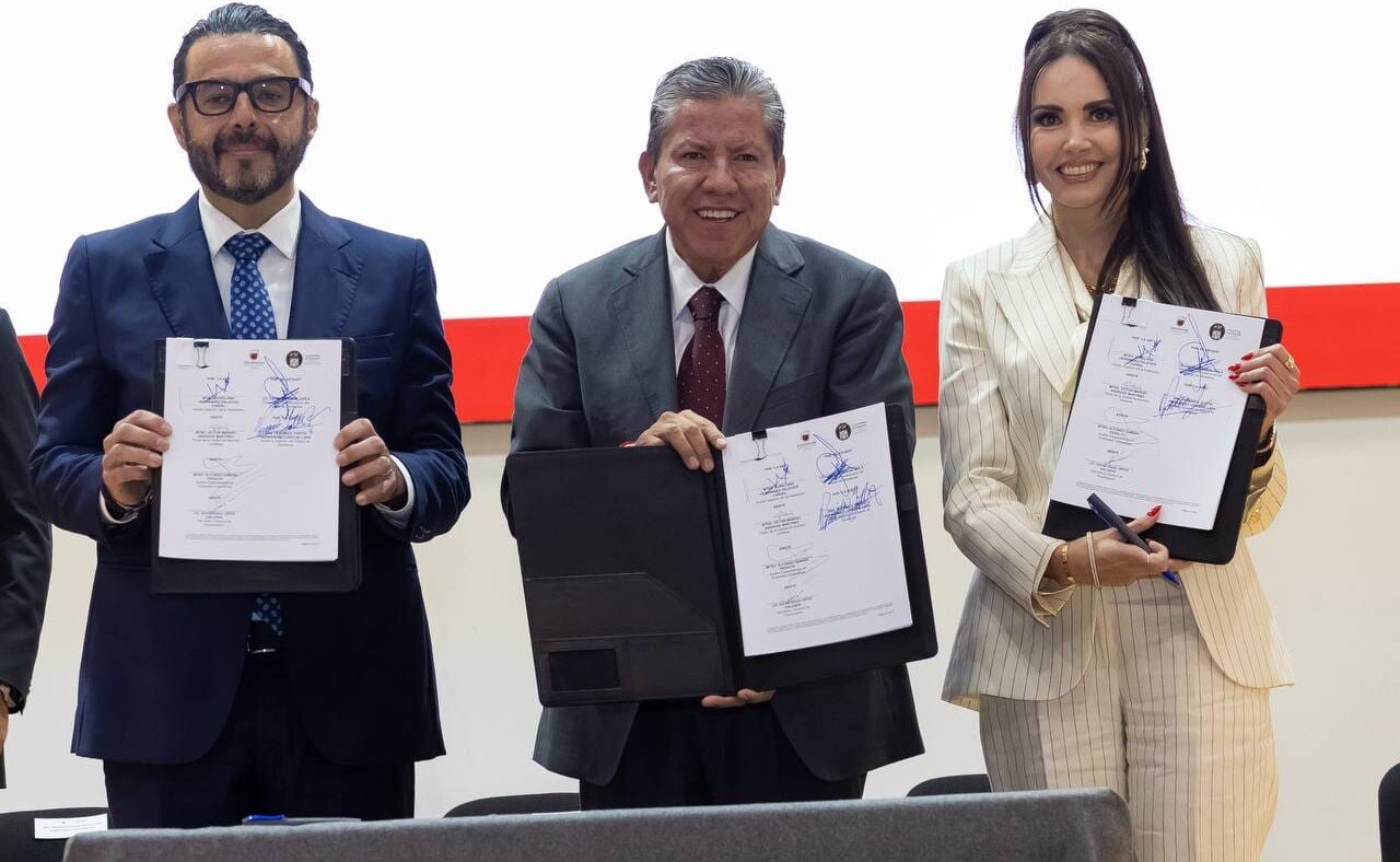 David Monreal muestra el convenio que abre las cuentas públicas de Zacatecas a auditorías en tiempo real