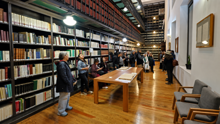 Archivo historico y visitantes durante la exposicion cultural