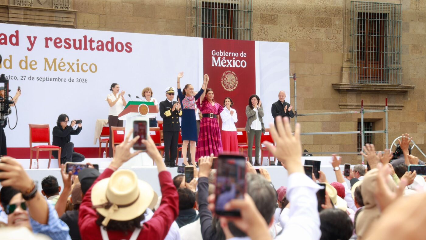 Claudia Sheinbaum saluda desde el templete, acompañada de autoridades, ante asistentes al Zócalo.