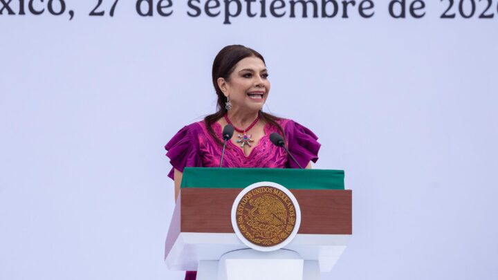 Clara Brugada habla desde el atril presidencial durante la bienvenida a Claudia Sheinbaum en el Zócalo.