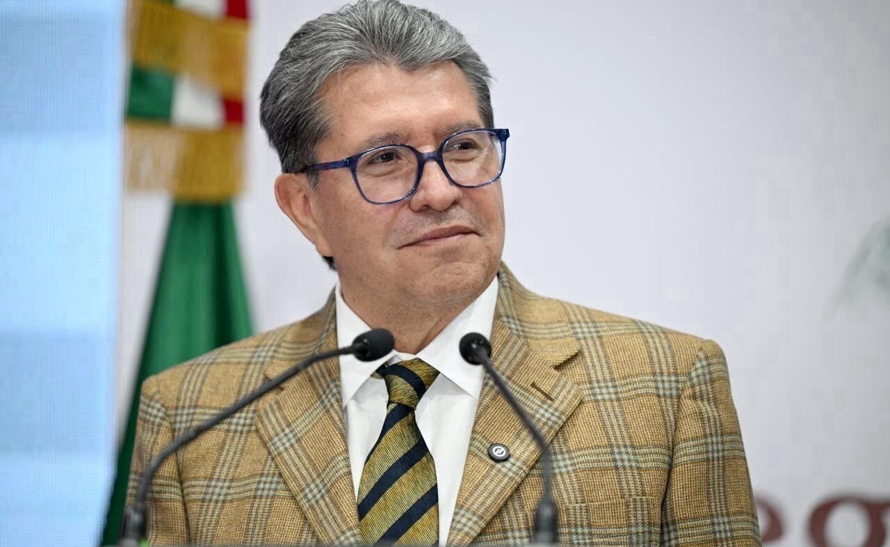 Ricardo Monreal frente a dos micrófonos durante un acto público.