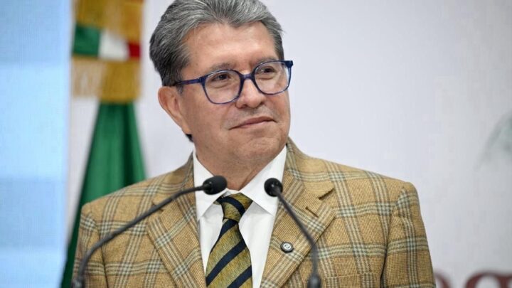 Ricardo Monreal frente a dos micrófonos durante un acto público.