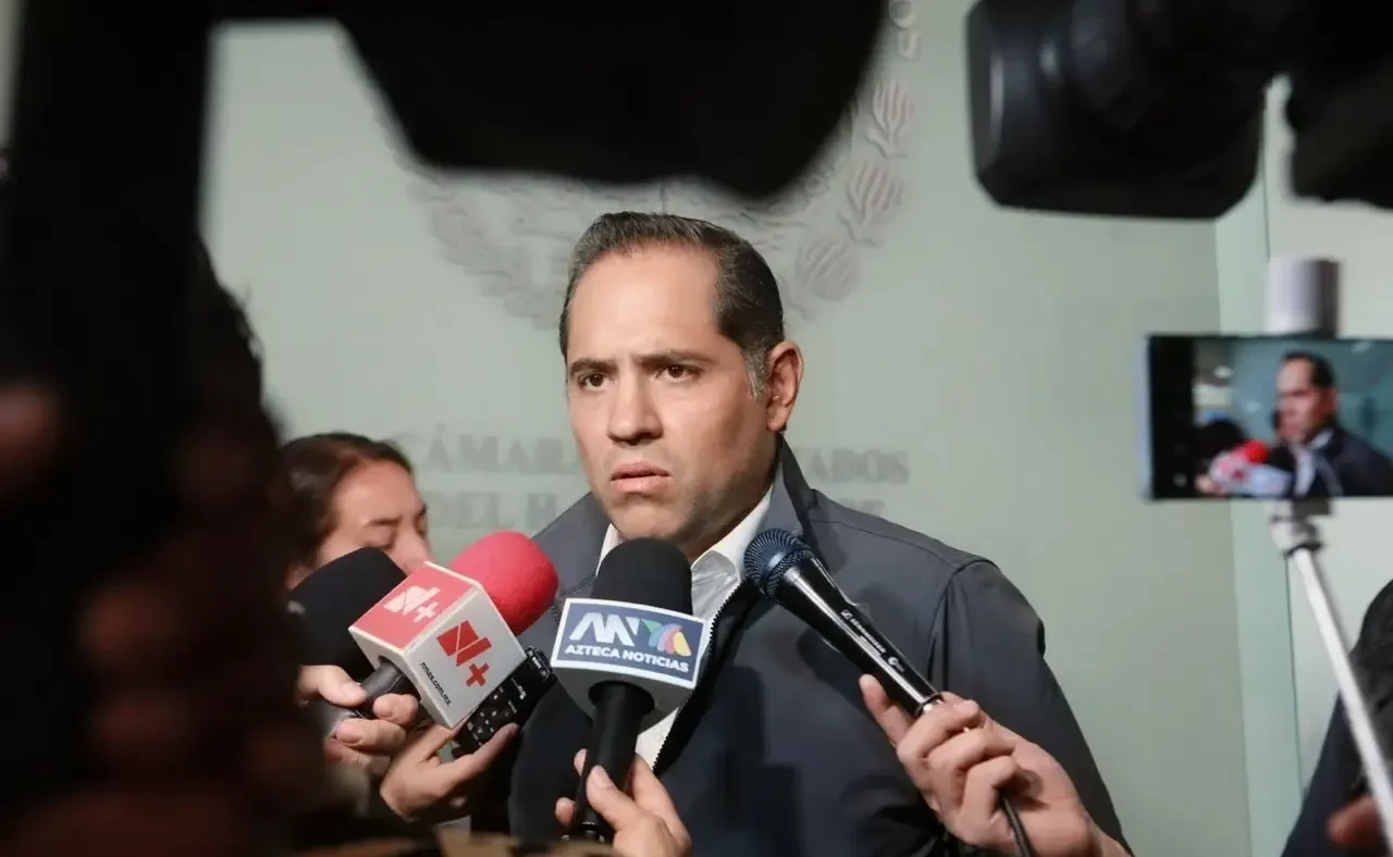 Raúl Bolaños-Cacho Cué atiende a medios de comunicación en la Cámara de Diputados